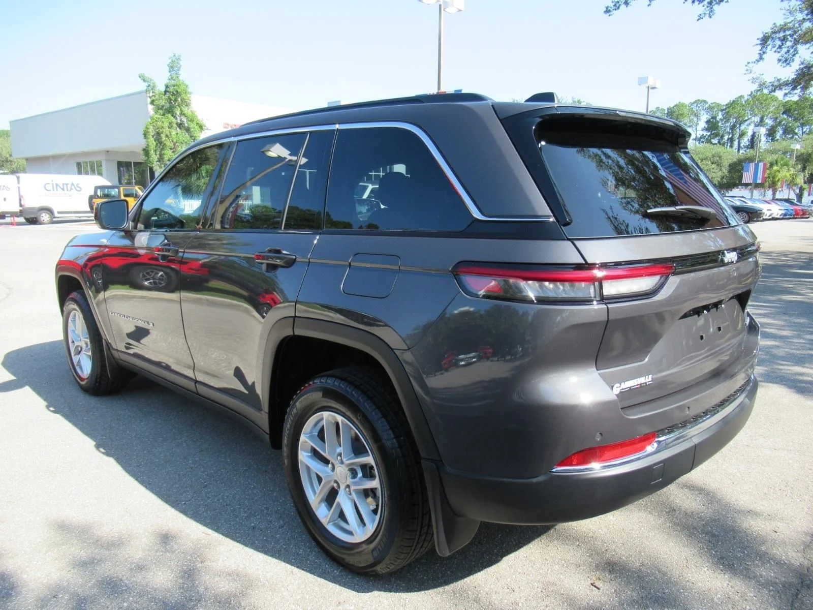 New 2026 Baltic Gray Metallic Clear-Coat Exterior Paint Jeep Laredo image 5