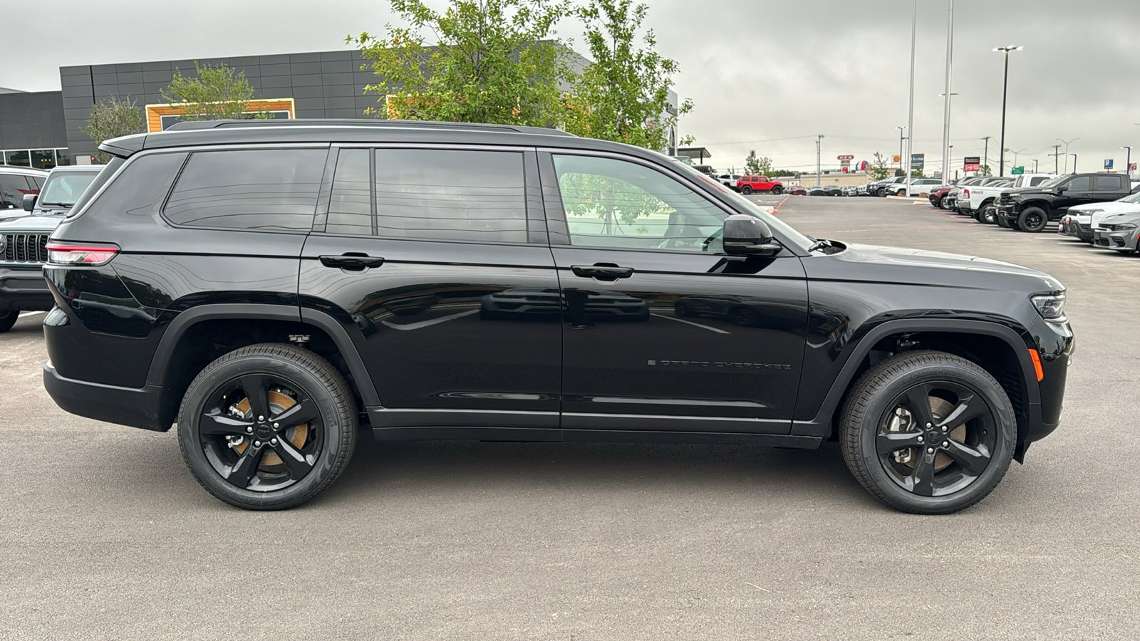 New 2026 Diamond Black Crystal Pearl-Coat Exterior Paint Jeep Limited image 4