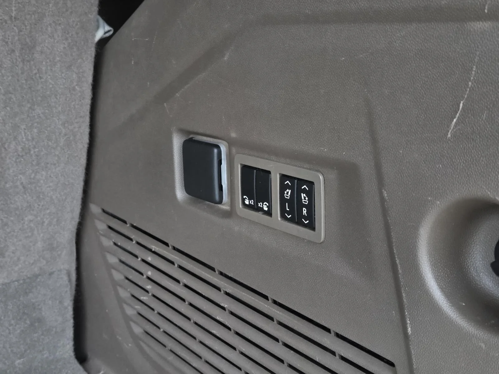 Used 2022 White Frost Tricoat GMC Denali image 12