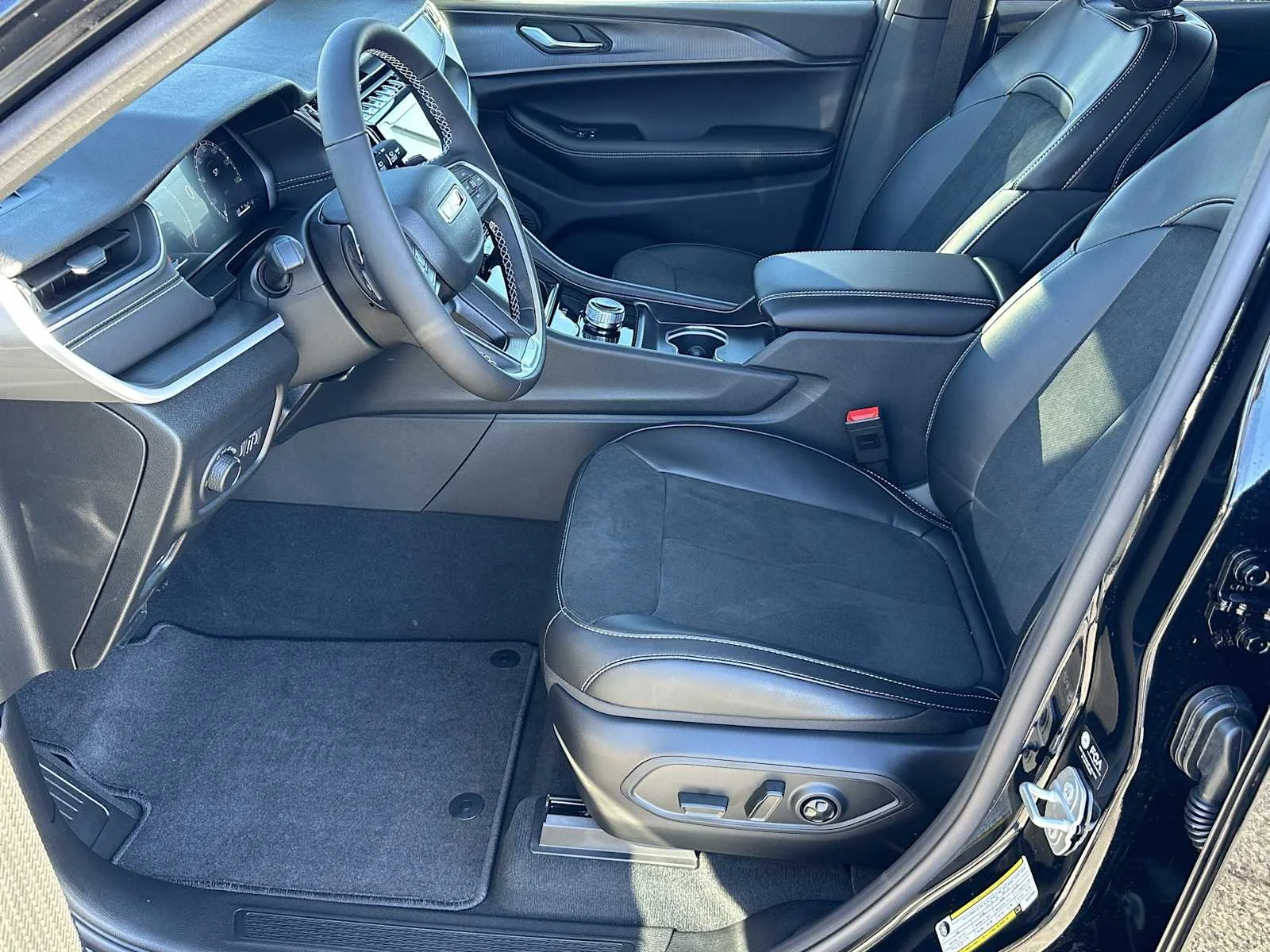 New 2025 Diamond Black Crystal Pearlcoat Jeep Altitude X image 9
