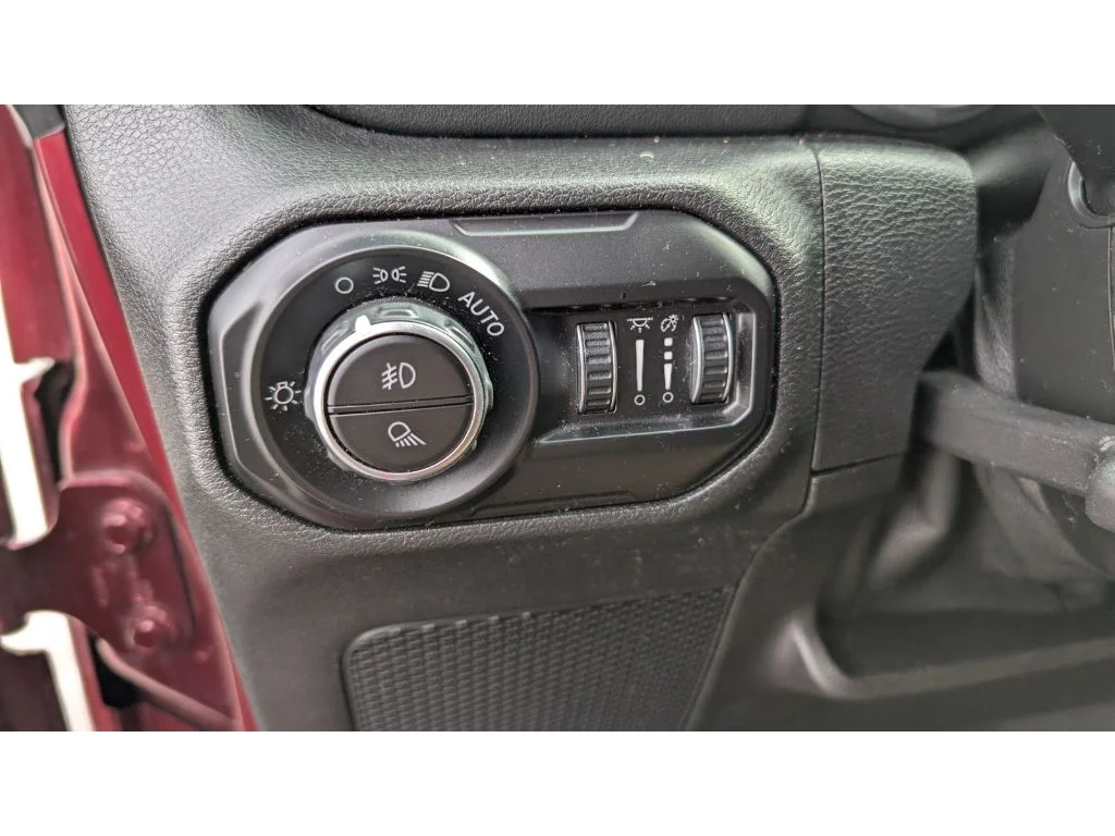 Used 2021 Snazzberry Pearlcoat Jeep Overland image 15