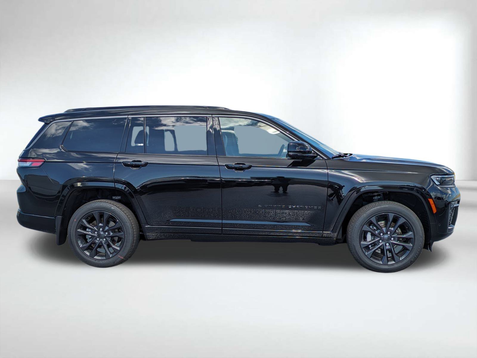 New 2026 Diamond Black Crystal Pearl-Coat Exterior Paint Jeep Limited image 3