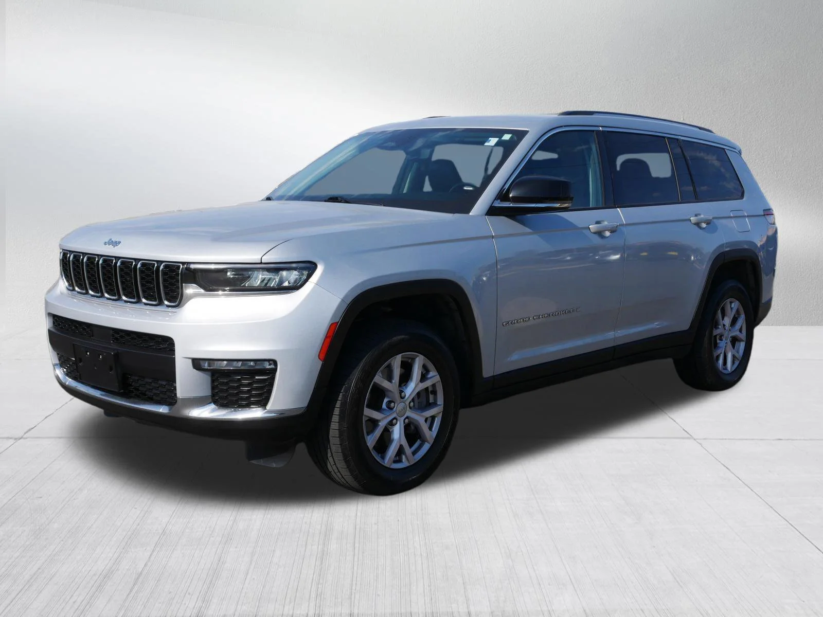 Used 2022 Silver Zynith Jeep Limited image 3