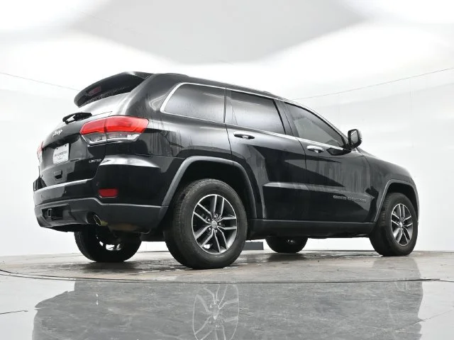 Used 2017 Diamond Black Crystal Pearlcoat Jeep Limited image 15