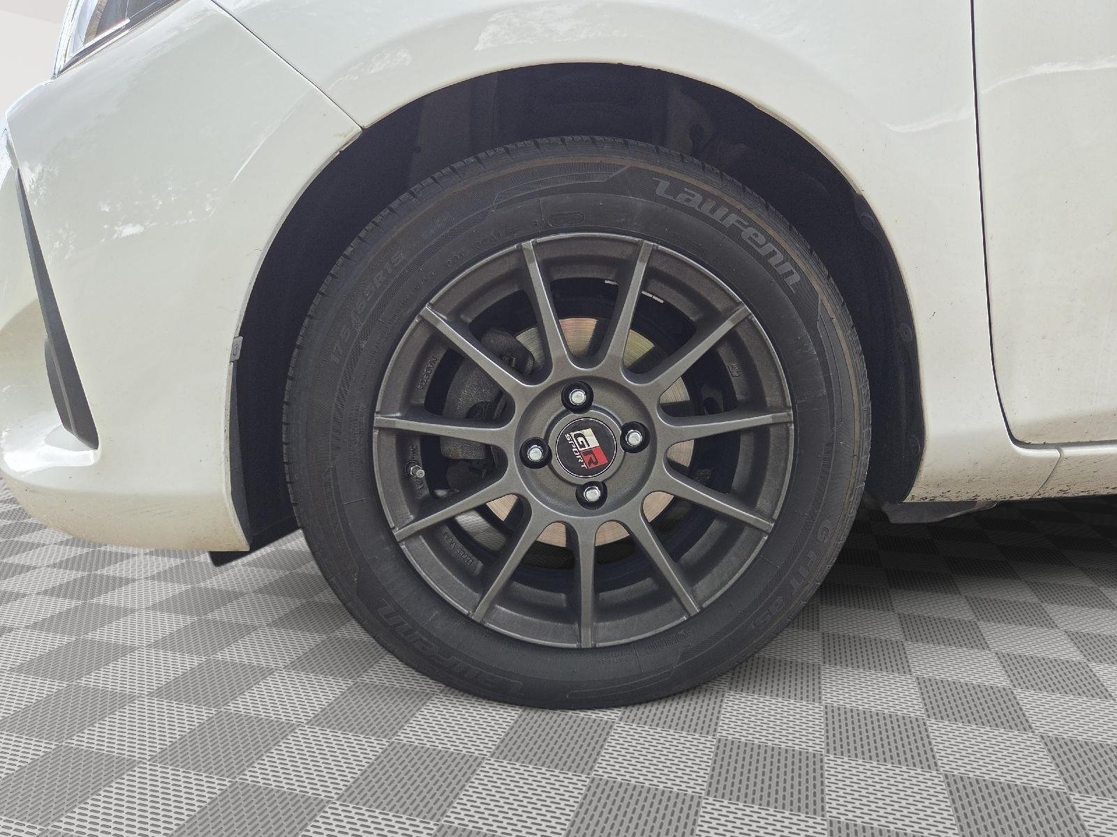 Used 2018 Ice Cap Toyota L image 11