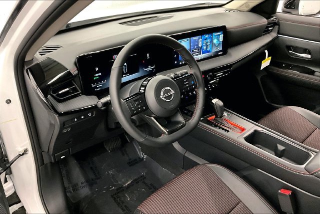 New 2026 Aspen White Tricoat/Super Black Nissan SR image 7