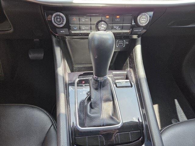 Used 2022 Bright White Clearcoat Jeep Latitude image 16