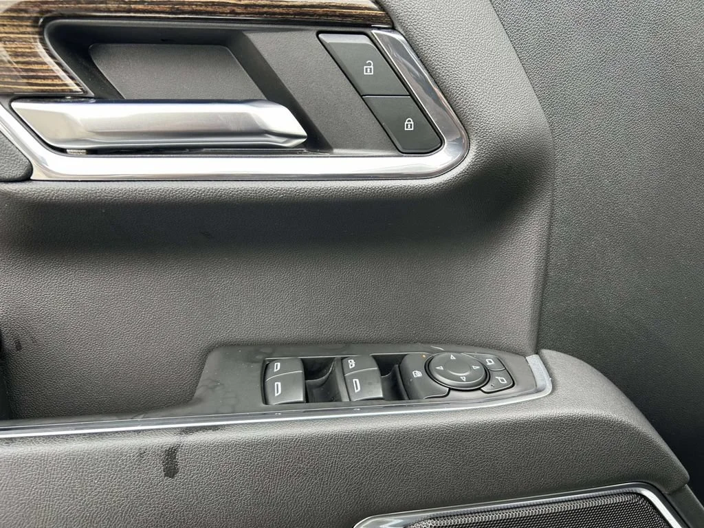 Used 2024 Summit White GMC Elevation image 15