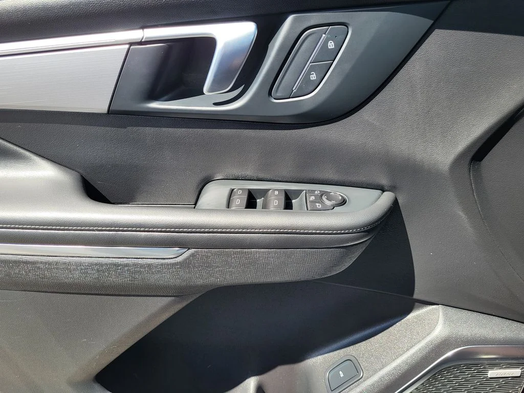 Used 2025 Summit White Buick Preferred image 18