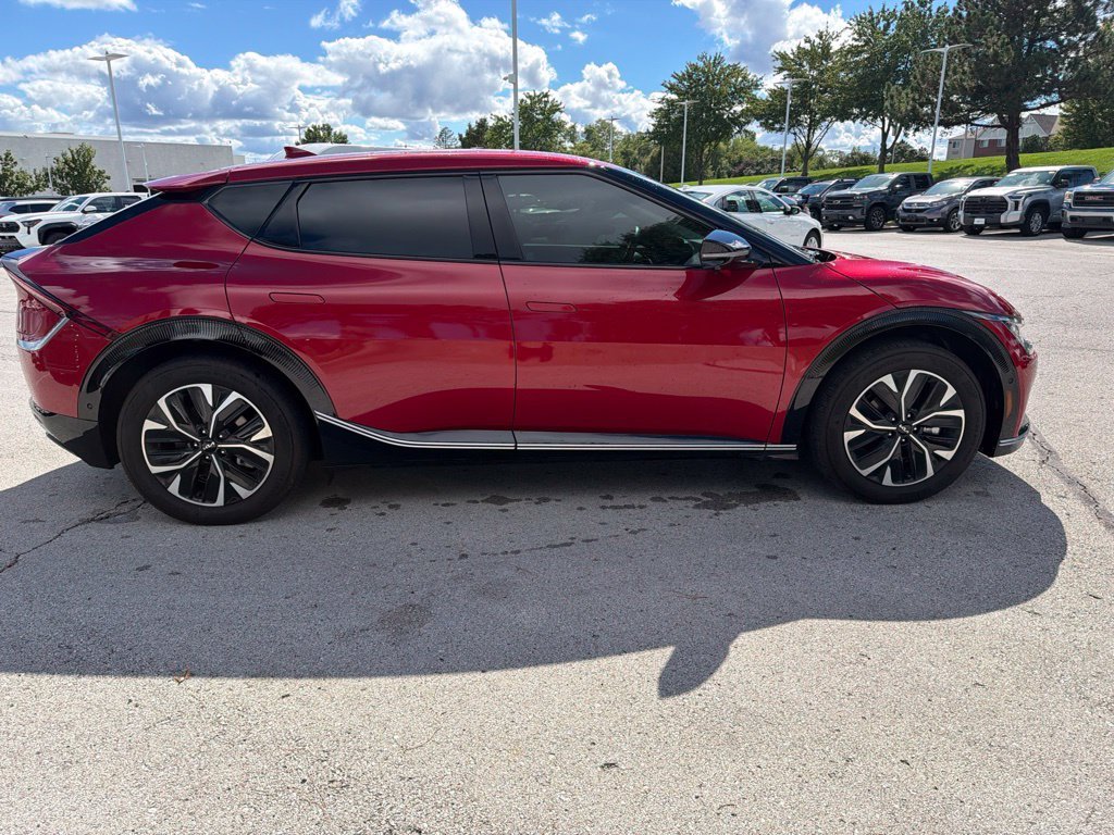 Used 2024 Red Kia Wind image 5