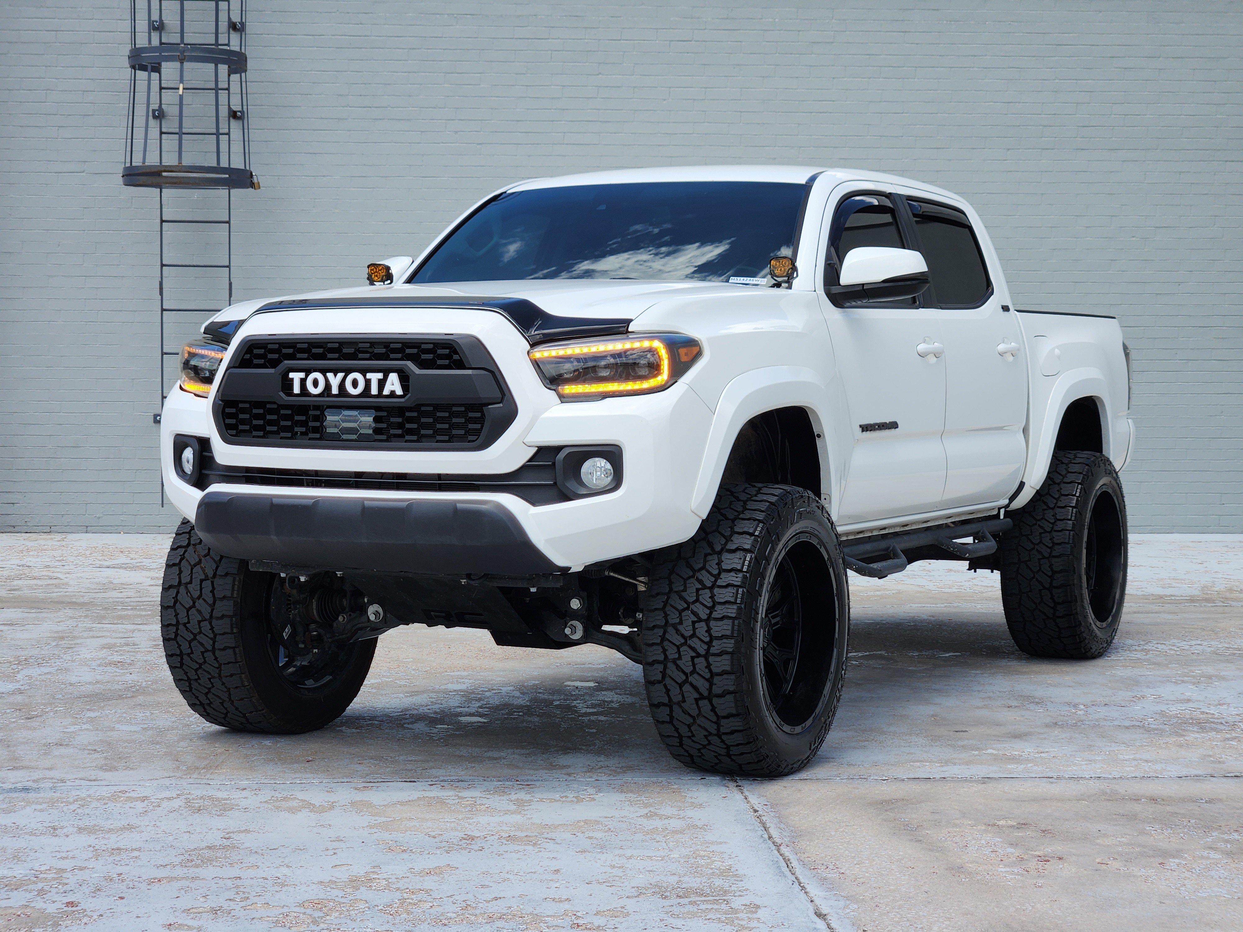 Used 2022 White Toyota SR5 image 4