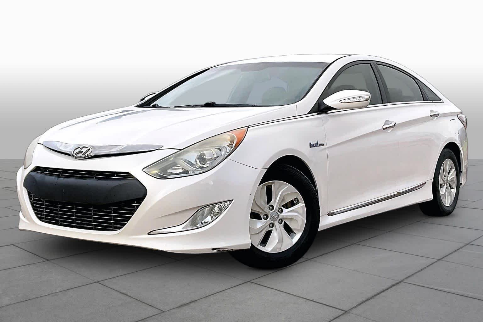 Used 2013 Porcelain White Pearl Hyundai  image 2