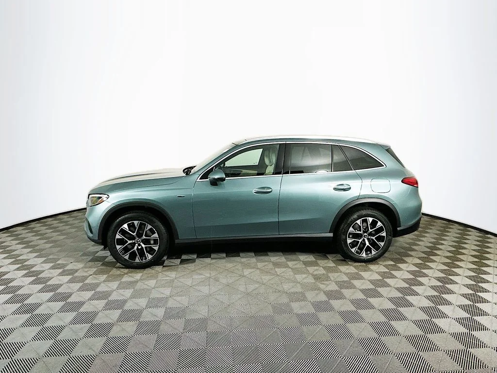 Used 2025 Gray Mercedes-Benz GLC 350e image 4