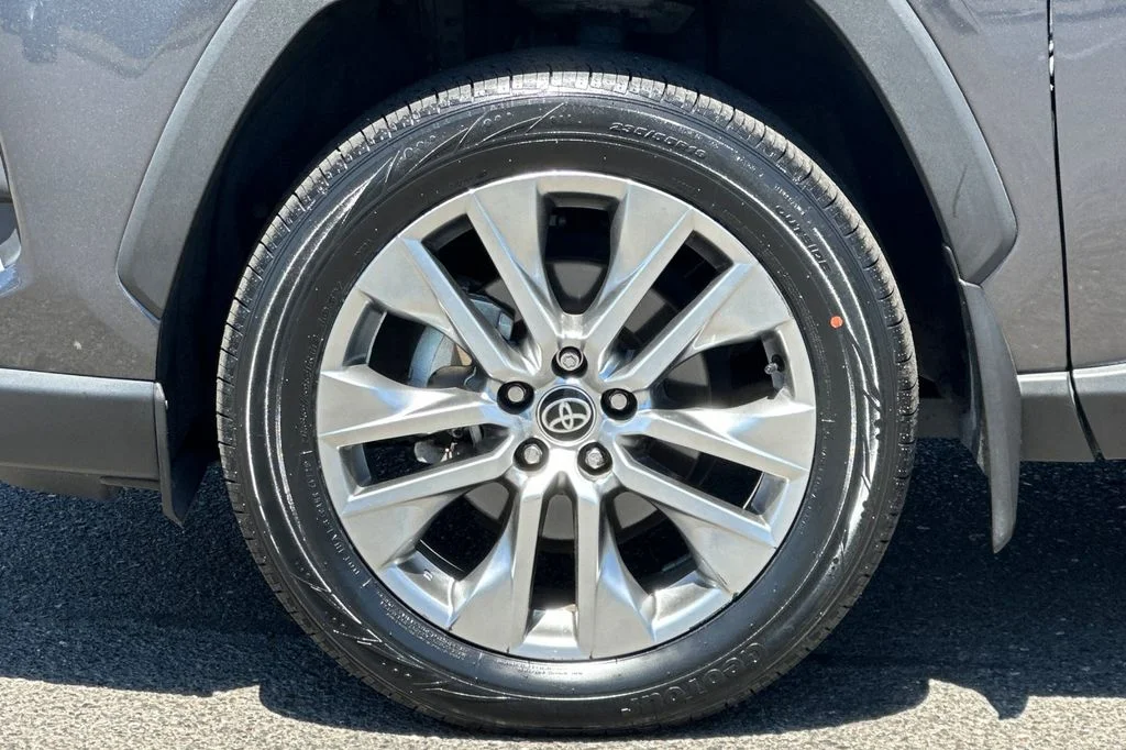 2025 Toyota RAV4 XLE Premium - Photo 32