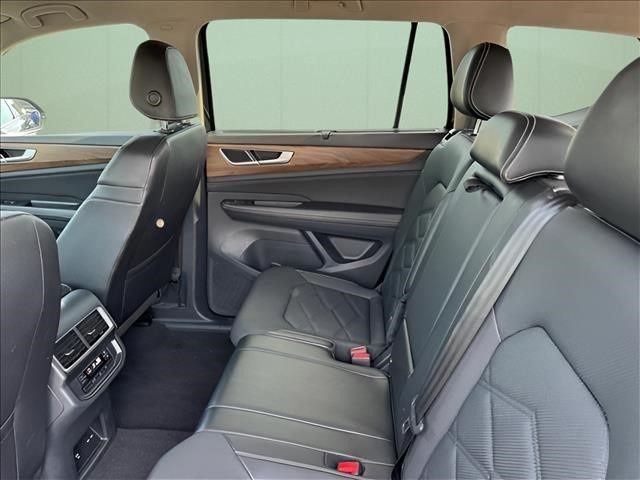 Used 2025  Volkswagen 2.0T SE w/Technology image 10