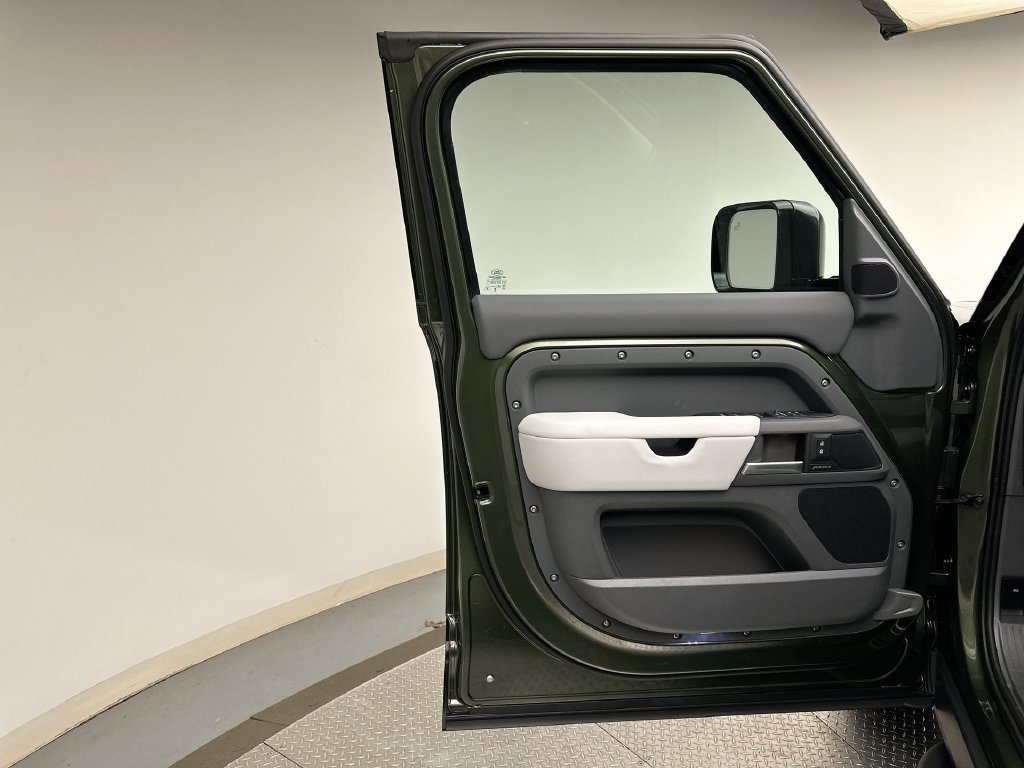 New 2027 Woolstone Green Metallic Land Rover S image 10