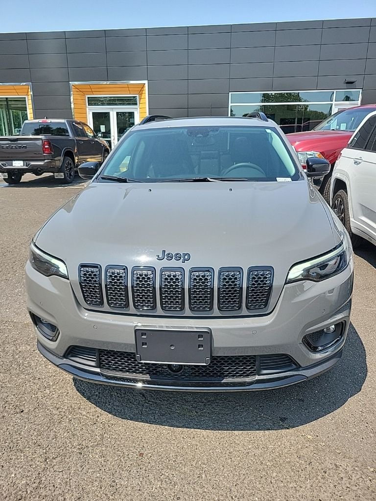 Used 2023 Gray Jeep Altitude image 13