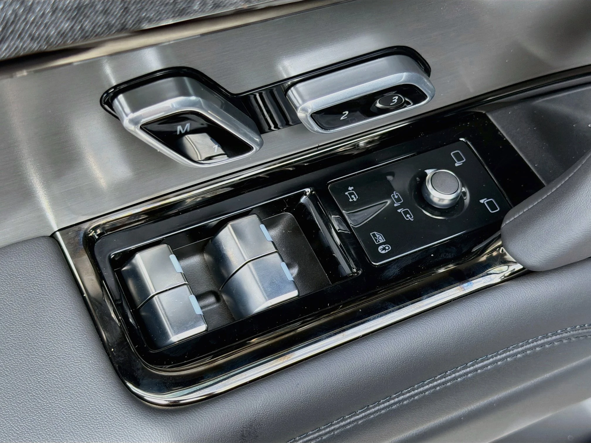 New 2026 Borasco Grey Land Rover SE image 24