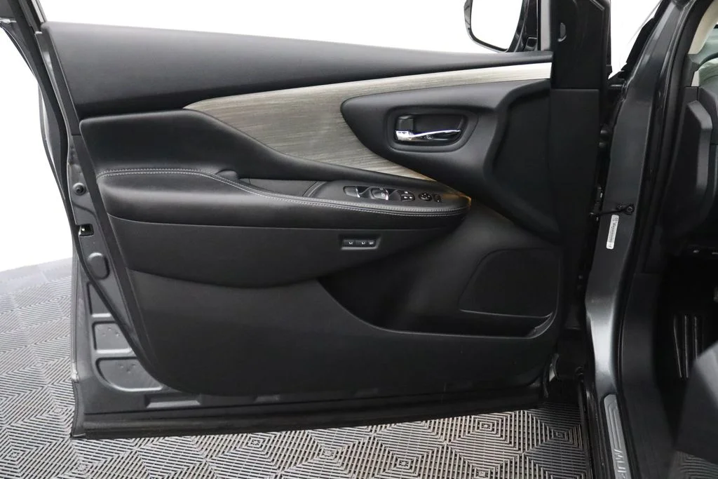 Used 2015 Gray Nissan SL image 12