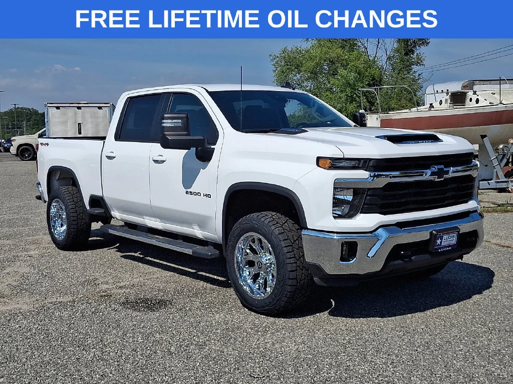 Used 2025 Summit White Chevrolet LT image 1