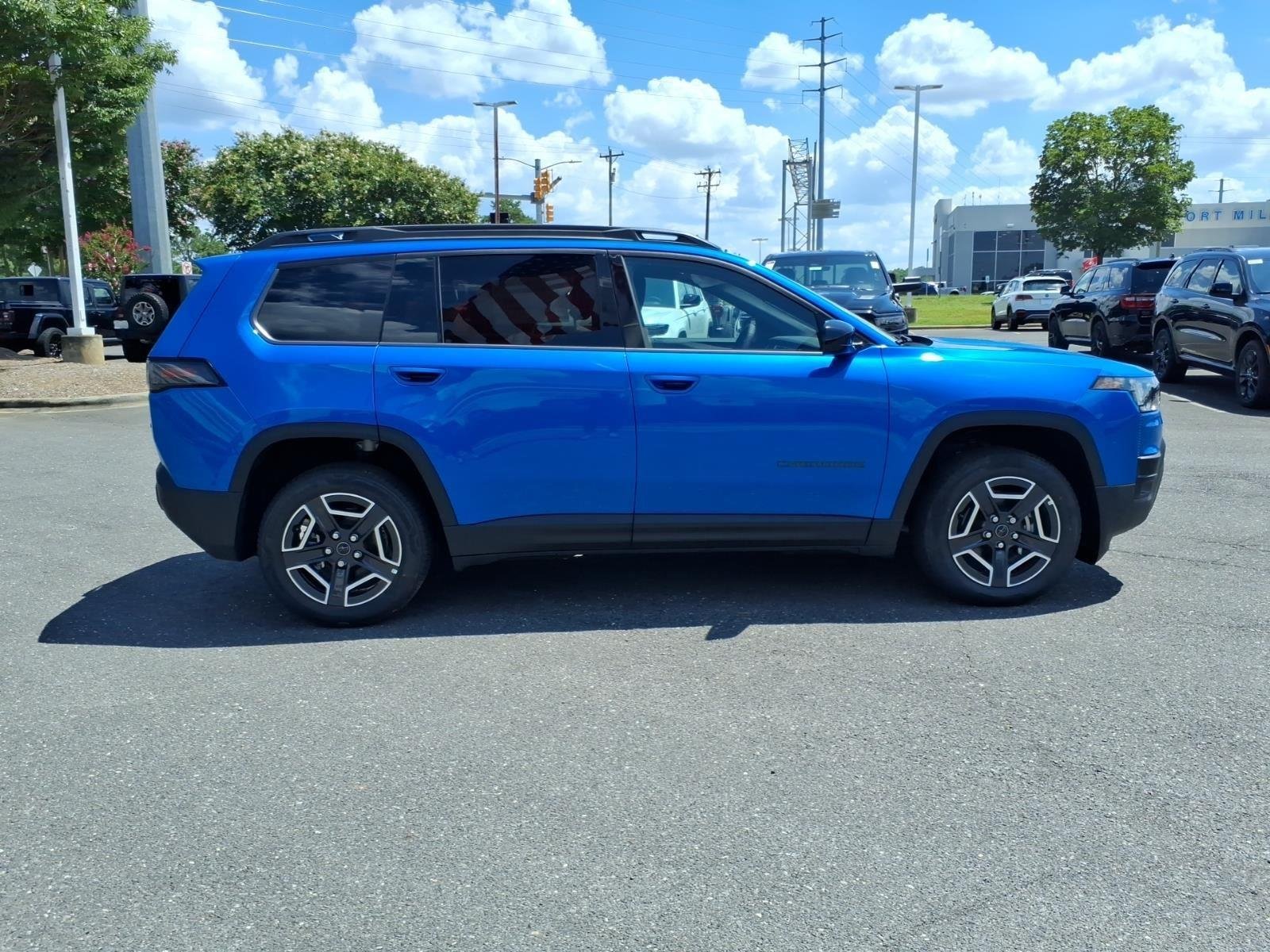 New 2026 Hydro Blue Pearl-Coat Exterior Paint Jeep Laredo image 10