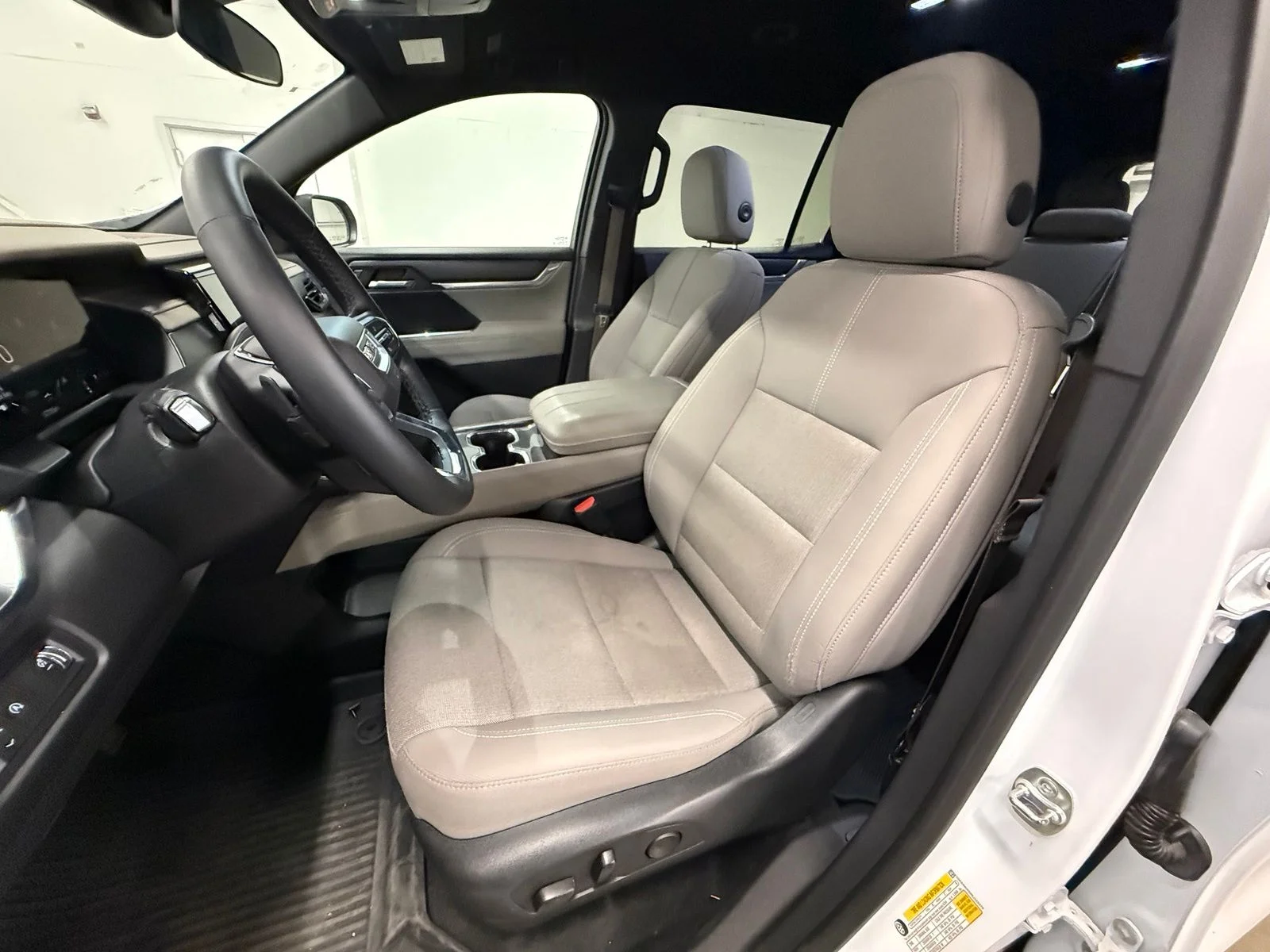 Used 2025 White GMC Elevation image 18