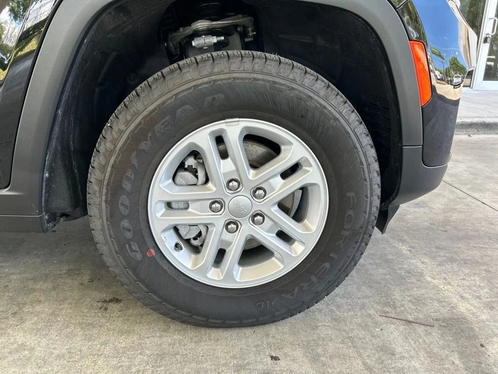 Used 2025 Black Jeep Laredo image 20