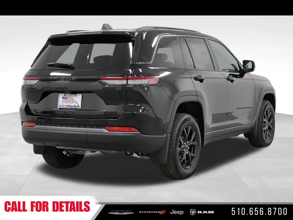 New 2026 Diamond Black Crystal Pearl-Coat Exterior Paint Jeep Altitude image 5