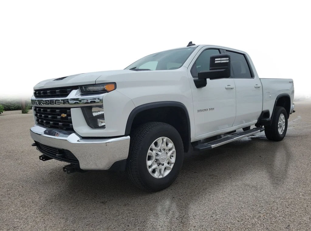 Used 2020  Chevrolet LT image 2