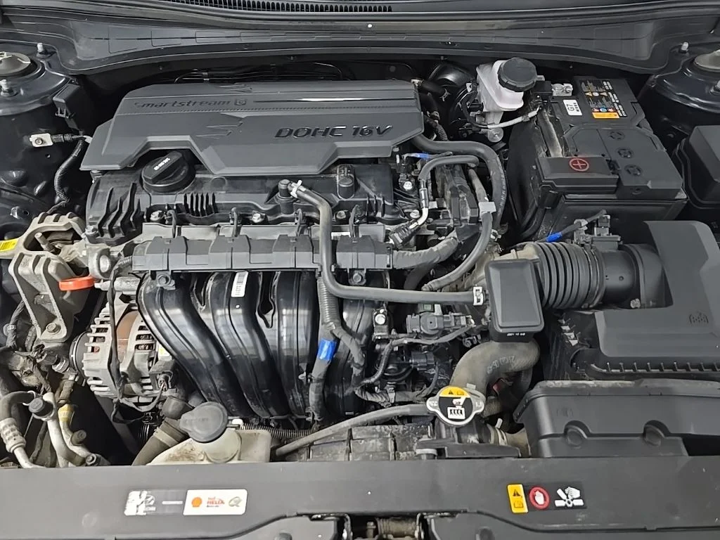 Used 2022 Black Hyundai SE image 12