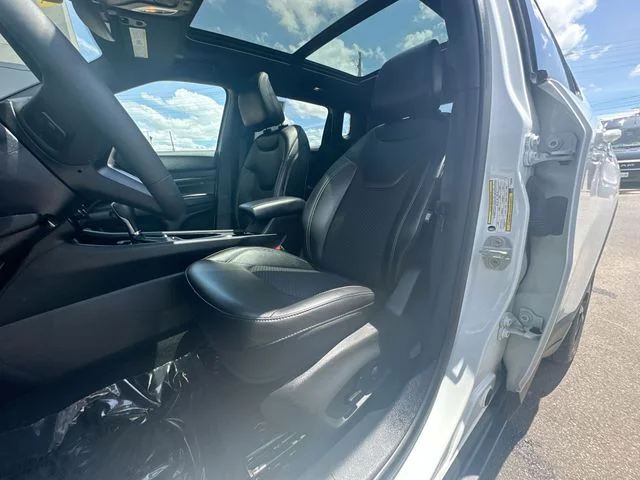 Used 2023 White Jeep Latitude image 13