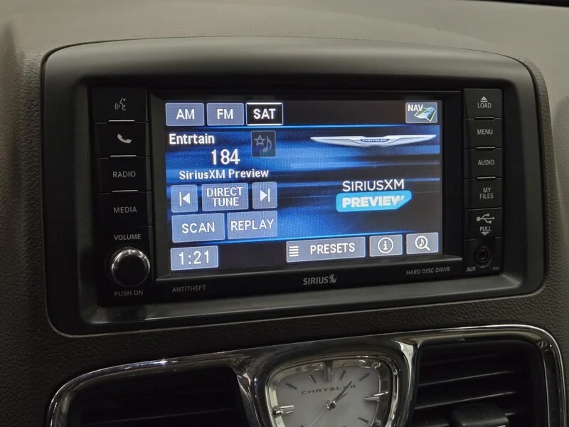 Used 2013 Cashmere Pearl Chrysler Limited image 17