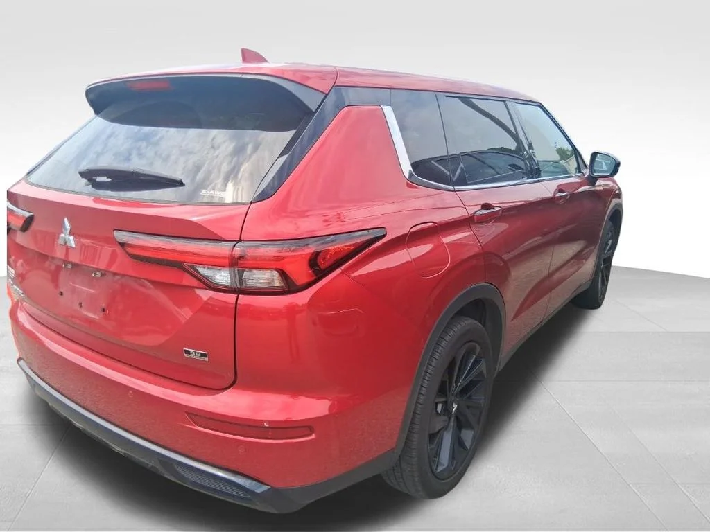 Used 2023  Mitsubishi  image 11