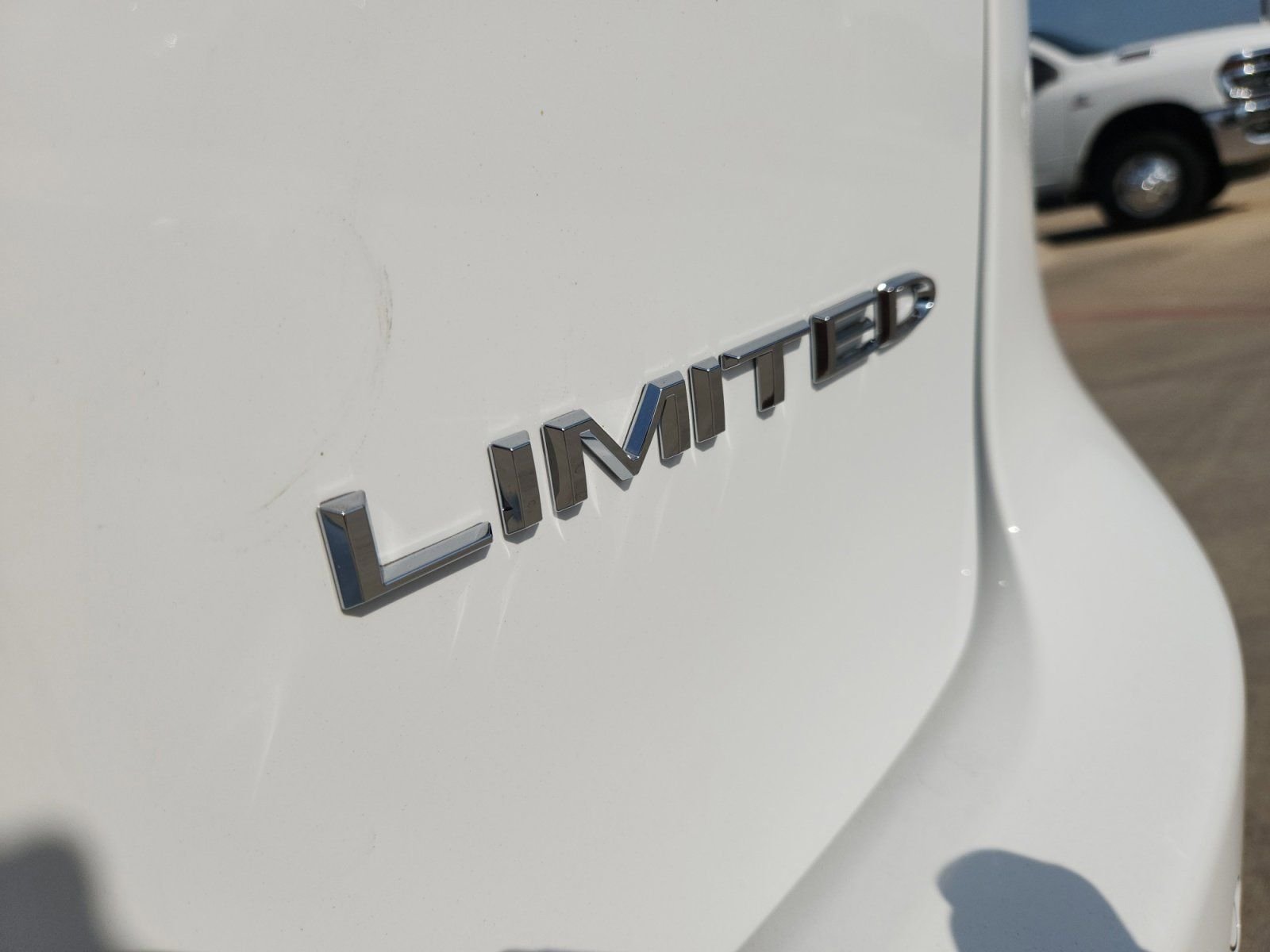 New 2027 Bright White Clear-Coat Exterior Paint Chrysler Limited image 11