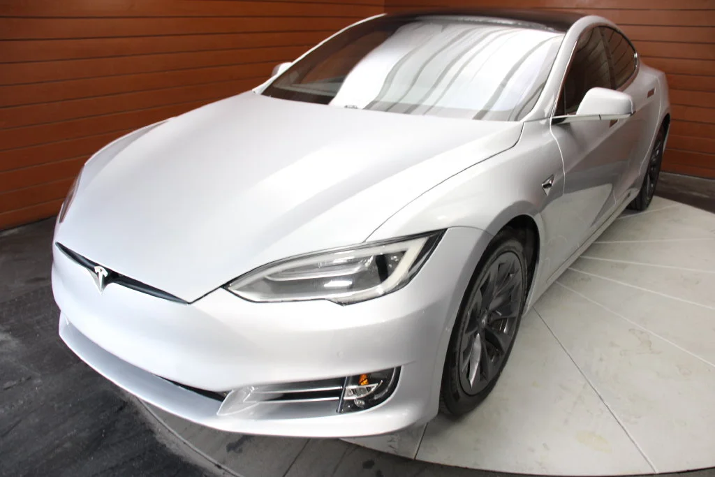 Used 2018 Obsidian Black Metallic Tesla  image 12