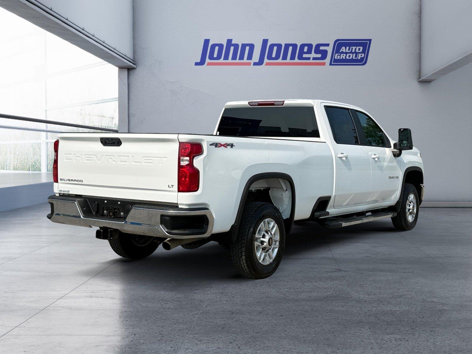 Used 2025 Summit White Chevrolet LT image 5
