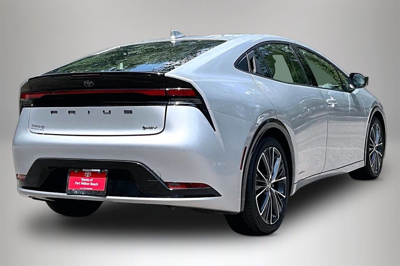 Used 2025  Toyota XLE image 5