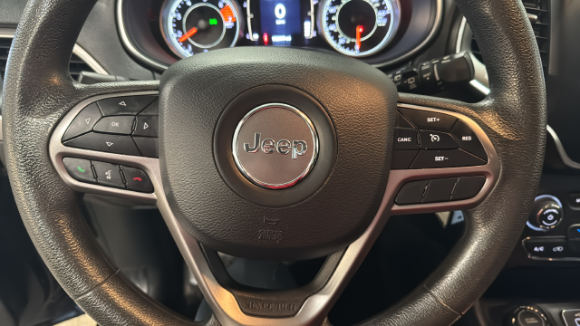 Used 2020 Diamond Black Crystal Pearlcoat Jeep Latitude image 15