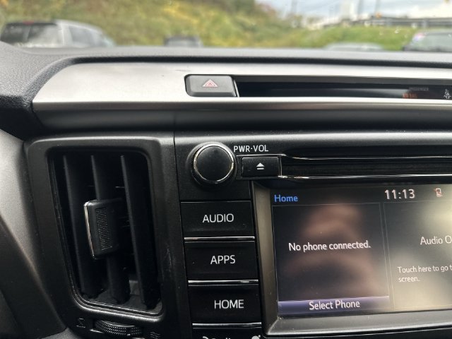 Used 2018 White Toyota XLE image 21