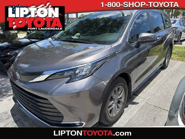 2024 Toyota Sienna XLE 8-Passenger Hybrid FWD's photo