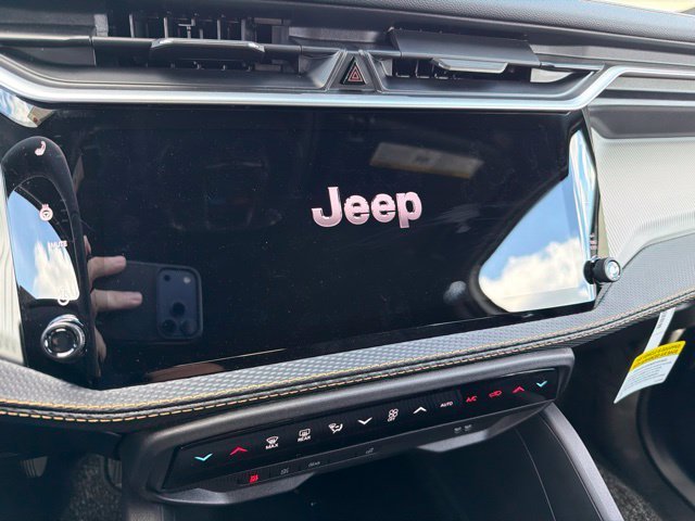 New 2026 Bright White Clear-Coat Exterior Paint Jeep  image 17