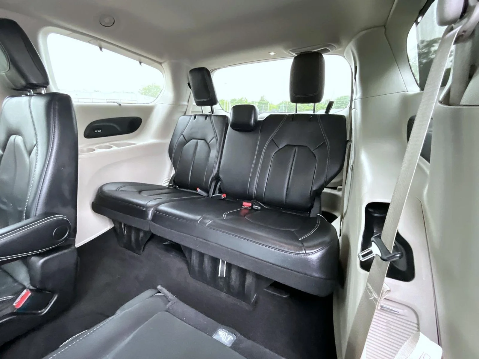 Used 2022 White Chrysler Touring L image 25
