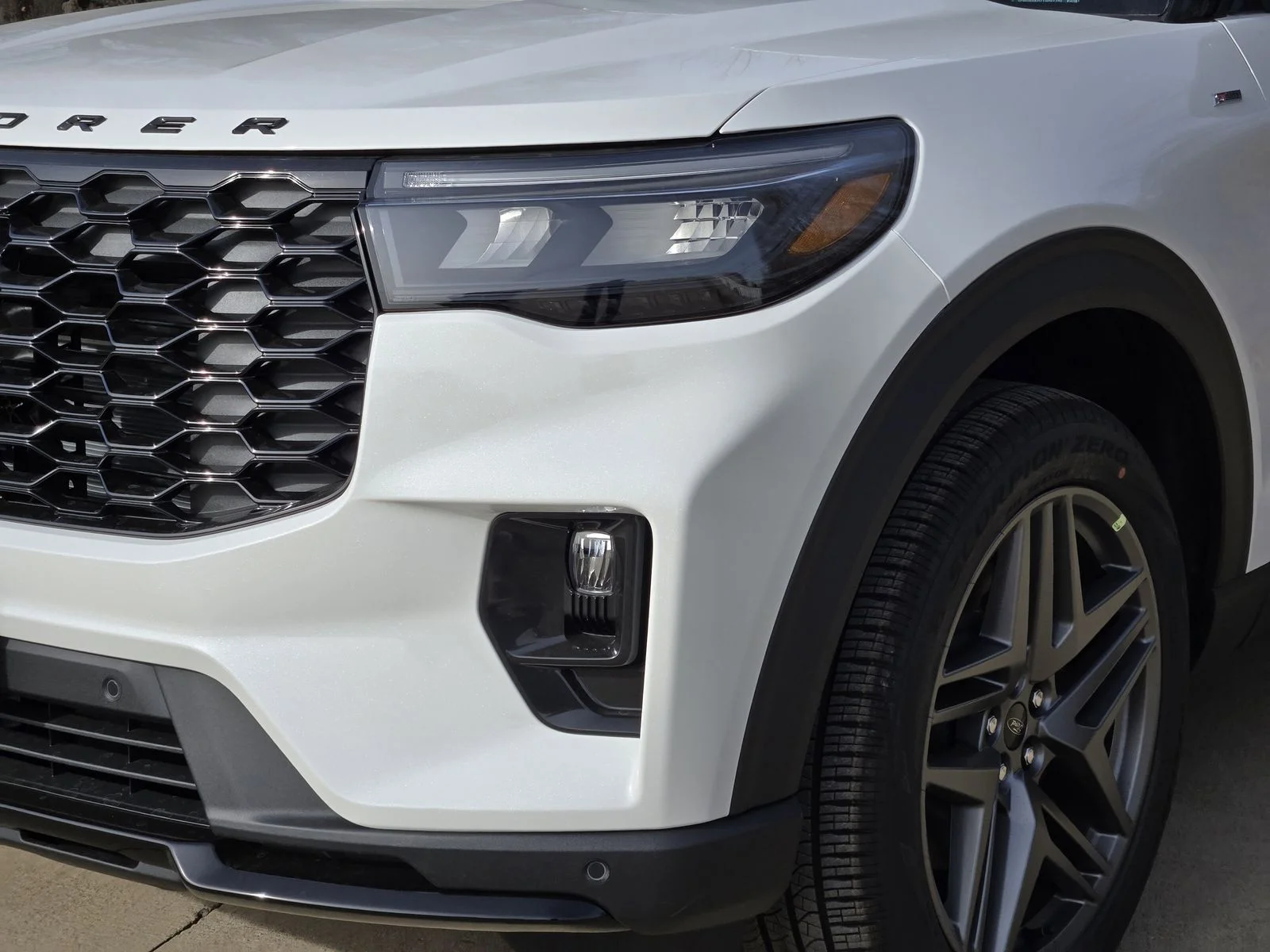 New 2026 Star White Metallic Tri-Coat Ford ST-Line image 5