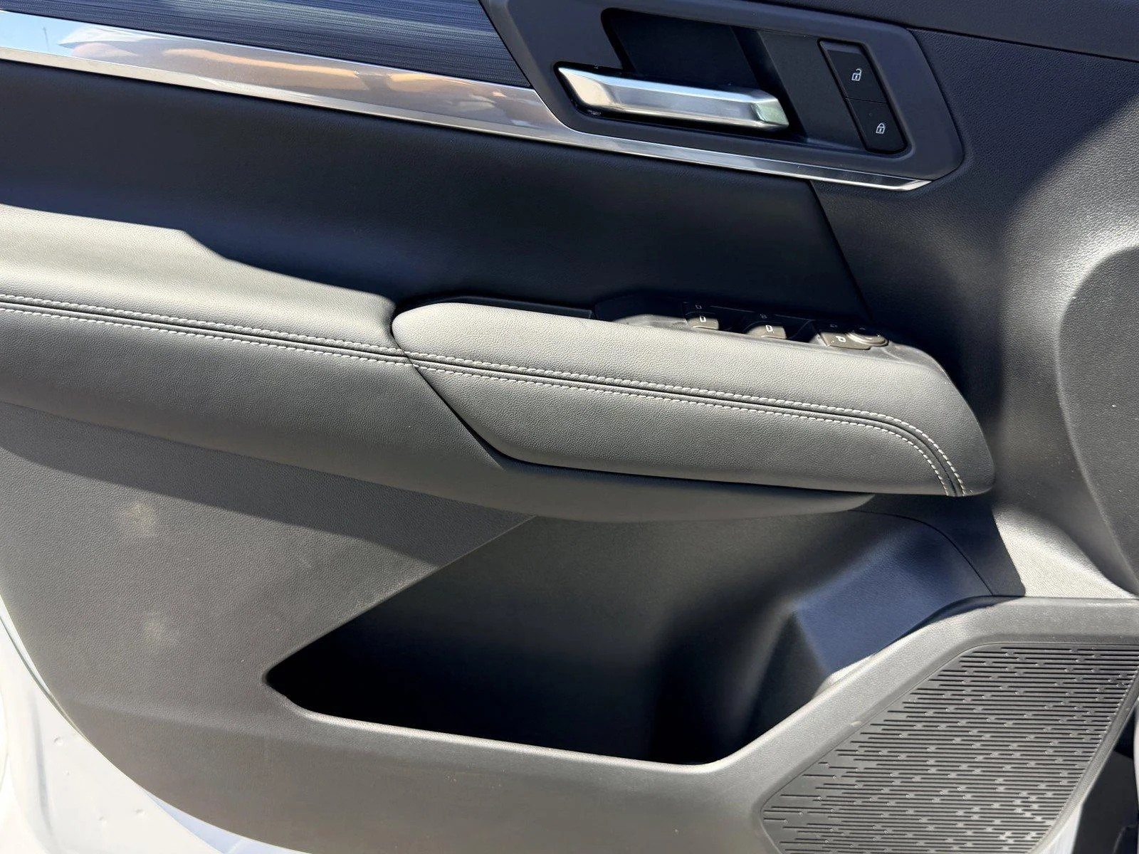 New 2026 Summit White GMC Elevation image 18