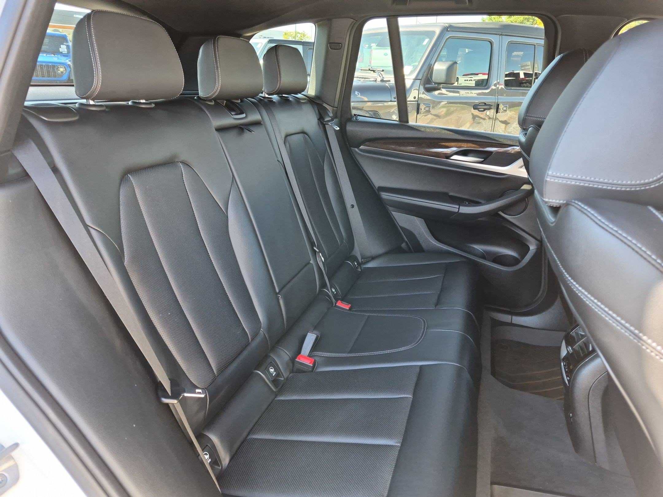 Used 2022 White BMW xDrive30i image 31
