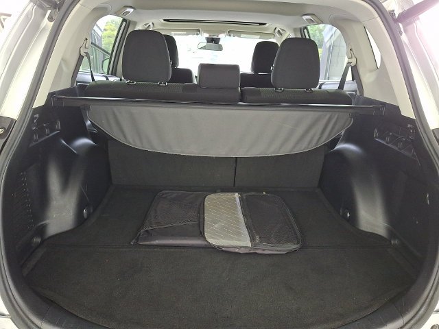 Used 2018 Silver Toyota XLE image 38