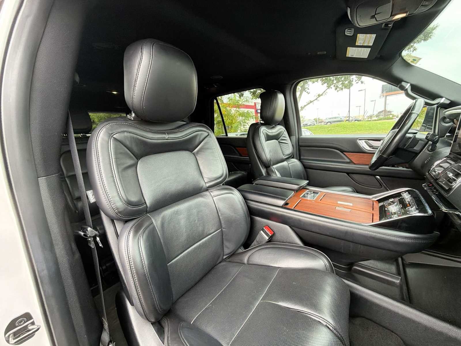 Used 2019 White Platinum Metallic Tri-Coat Lincoln Select image 17