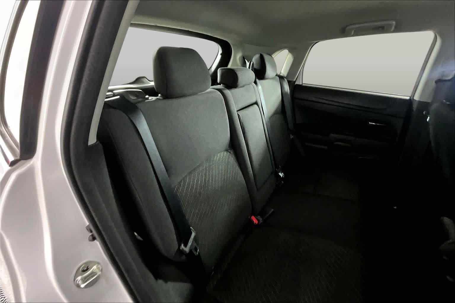 Used 2015 White Pearl Mitsubishi SE image 19
