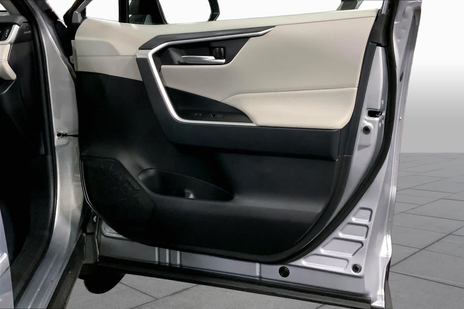 2025 Toyota RAV4 XLE - Photo 45