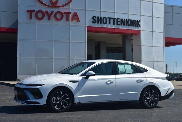 Used 2024 White Hyundai SEL image 1